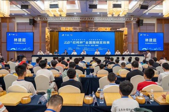 皮肤白皙透亮，十分抢镜；而黑白格子衬衫和白色牛仔短裤的搭配，也凸显出陈都灵简约大气的时尚理念，小清新的气息溢出屏幕。