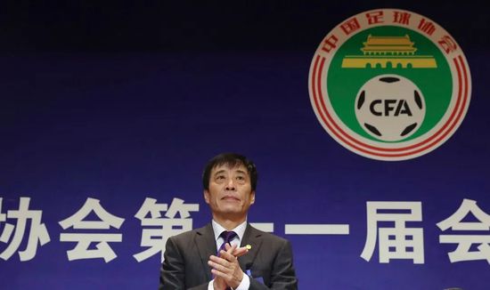 这八张剧照上，乔恩·费儒续起了胡子、撸起了袖子，和 陈乔恩显胖造型似打翻调色盘 遭靳东“摸头杀” 2016-12-15 12月14日，电视剧《鬼吹灯之精绝古城》在上海举行发布会。